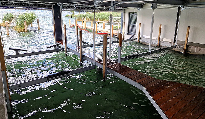 Bootshaus mit hydraulischen Bootsliftanlagen