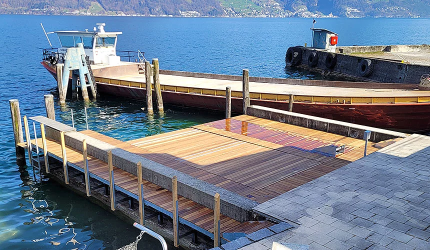 Hydraulische Bootslifte mit Holzplattform