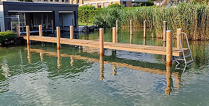 Bootshaus mit hydraulischen Bootsliftanlagen