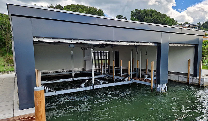 Bootshaus mit hydraulischen Bootsliftanlagen
