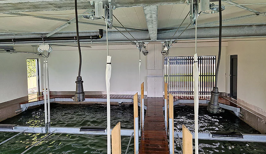 Bootshaus mit hydraulischen Bootsliftanlagen