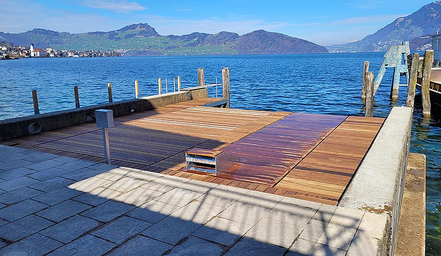 Hydraulische Bootslifte mit Holzplattform