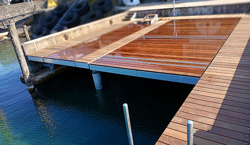 Hydraulische Bootslifte mit Holzplattform