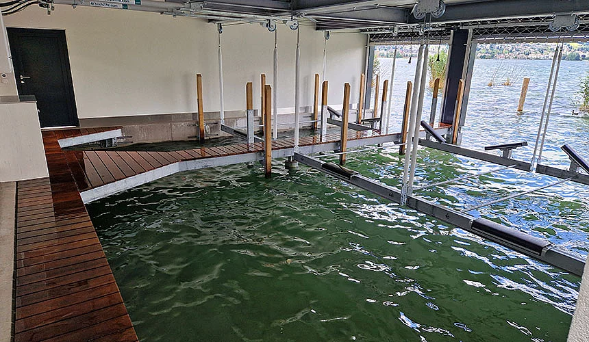 Bootshaus mit hydraulischen Bootsliftanlagen