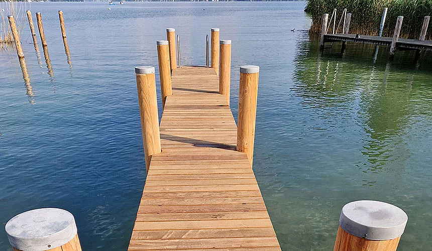 Bootshaus mit hydraulischen Bootsliftanlagen