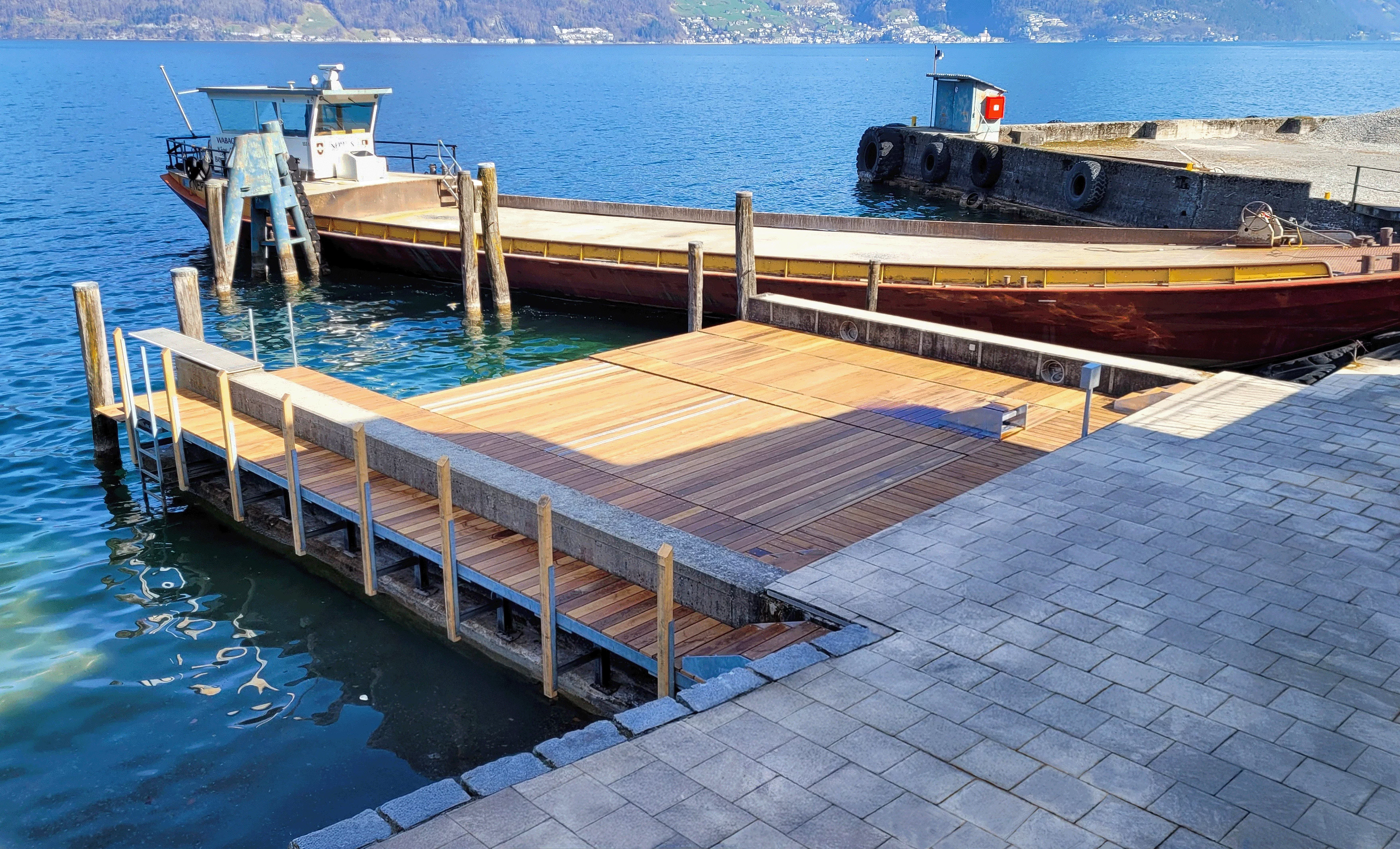 Hydraulische Bootslifte mit Holzplattform Hydraulische Bootslifte mit Holzplattform