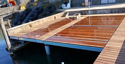 Hydraulische Bootslifte mit Holzplattform