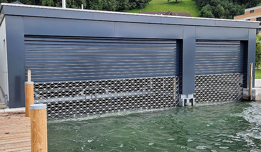 Bootshaus mit hydraulischen Bootsliftanlagen