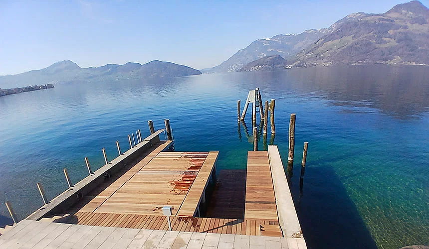 Hydraulische Bootslifte mit Holzplattform