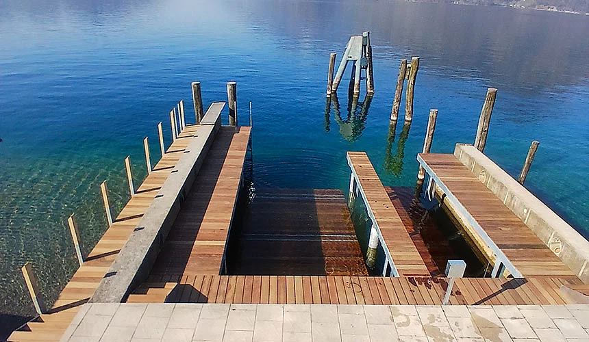 Hydraulische Bootslifte mit Holzplattform